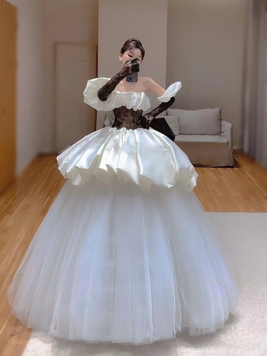 Dreamy Ball Gown Strapless Sleeveless White Satin Black Lace Long Wedding Dress Fairytale Autumn Spring Wedding Dresses AU163