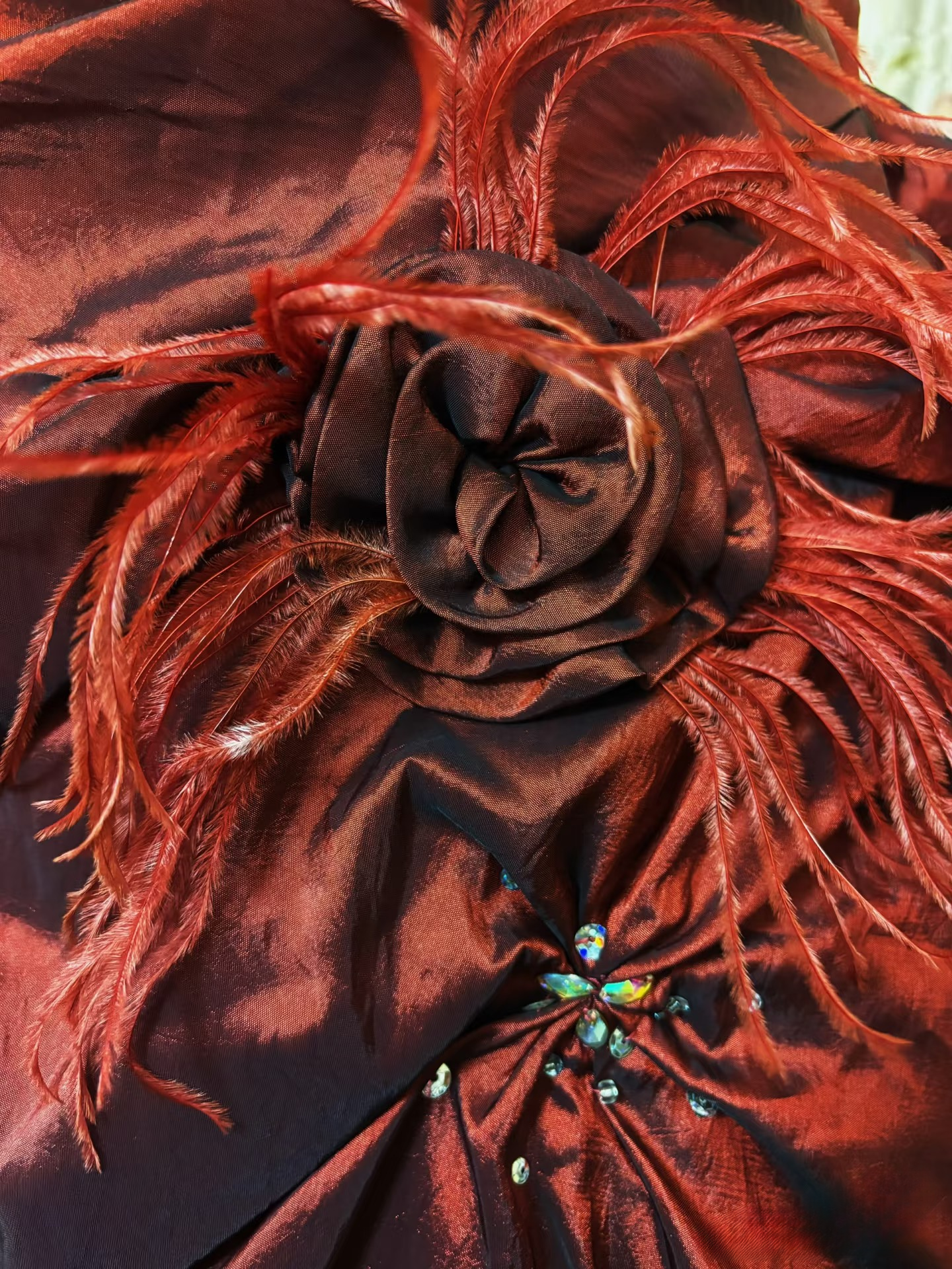 Retro Ball Gown Strapless Burgundy Taffeta With Feathers Long Prom Dresses 80s 70s Prom Gowns AU194
