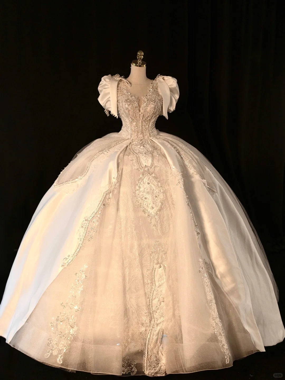 Fairy-tale Ball Gown V Neckline With Half Sleeves Pearls Lace Tulle Brides Gown Bridal Dress Wedding Dresses Style RB6625