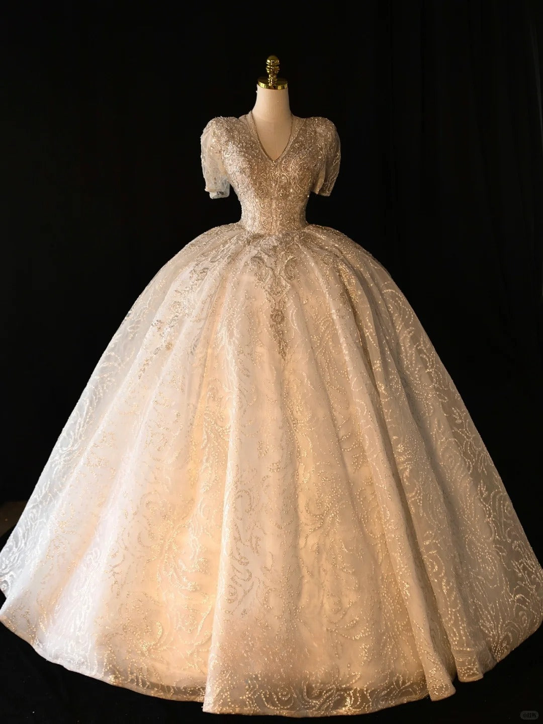Fairy-tale Ball Gown V Neckline With Half Sleeves Pearls Sequined Long Brides Gown Bridal Dress Wedding Dresses Style RB6626