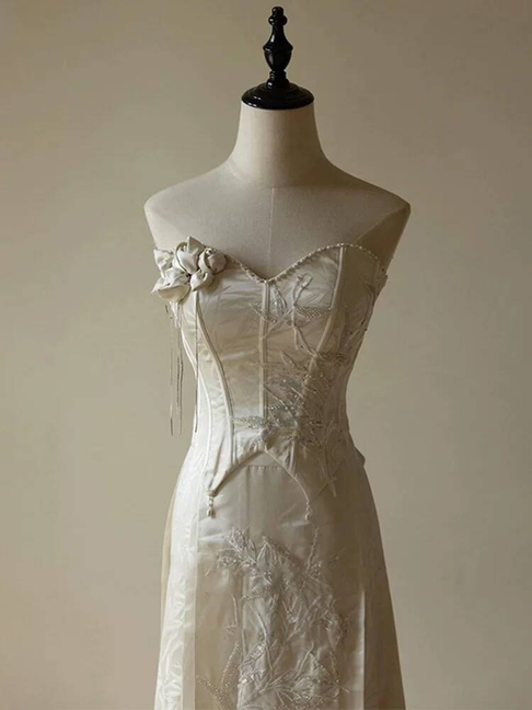 Modest A Line Sweetheart Ivory Satin Wedding Dress Long Fairytale Autumn Vintage Wedding Dresses AU240