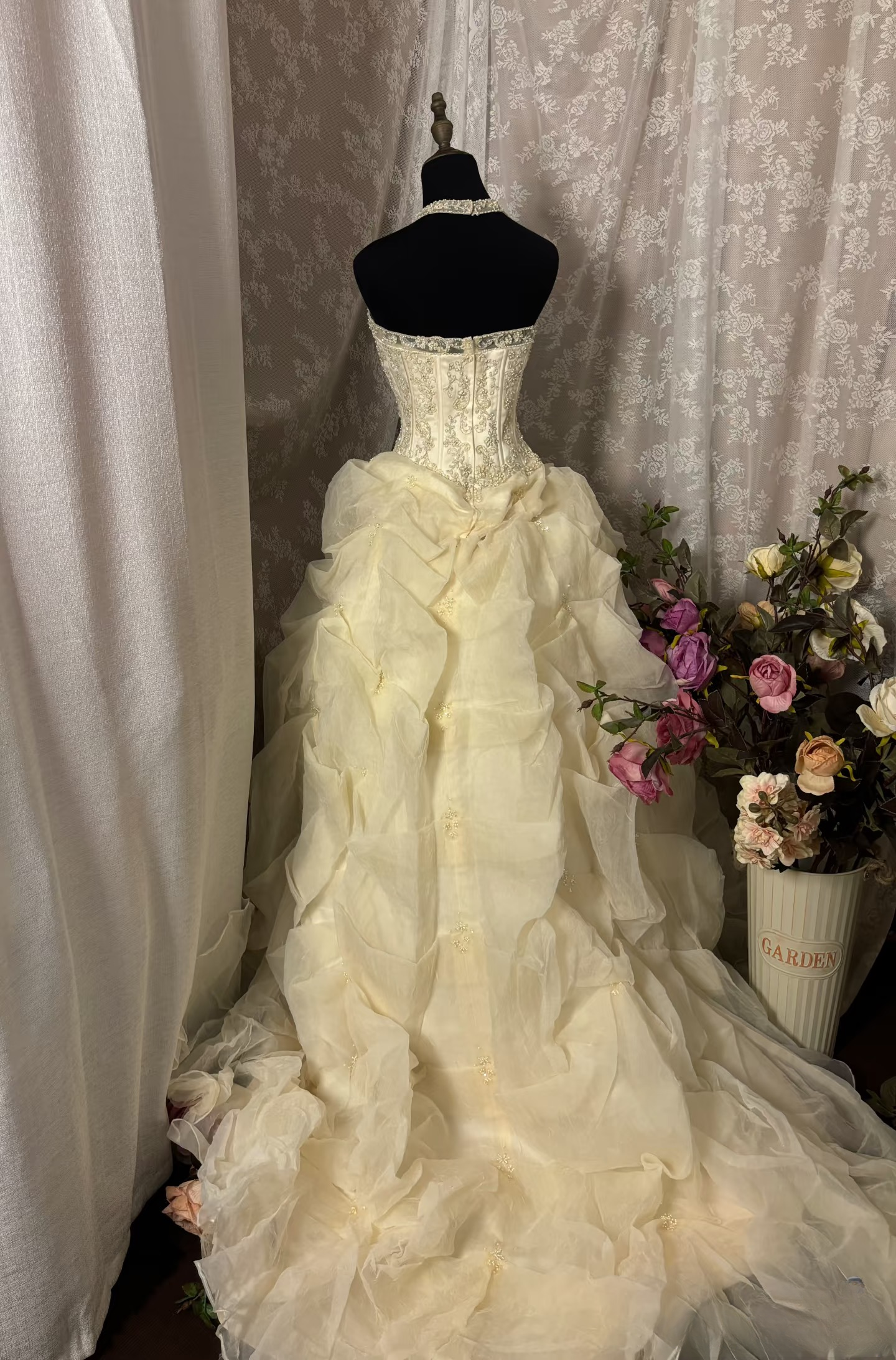 Vintage Elegant Ball Gown Halter Lace Appliqued 60s Ivory Multi Layers Long Bride Dress Long Bride Dress Classy Wedding Dresses AU351