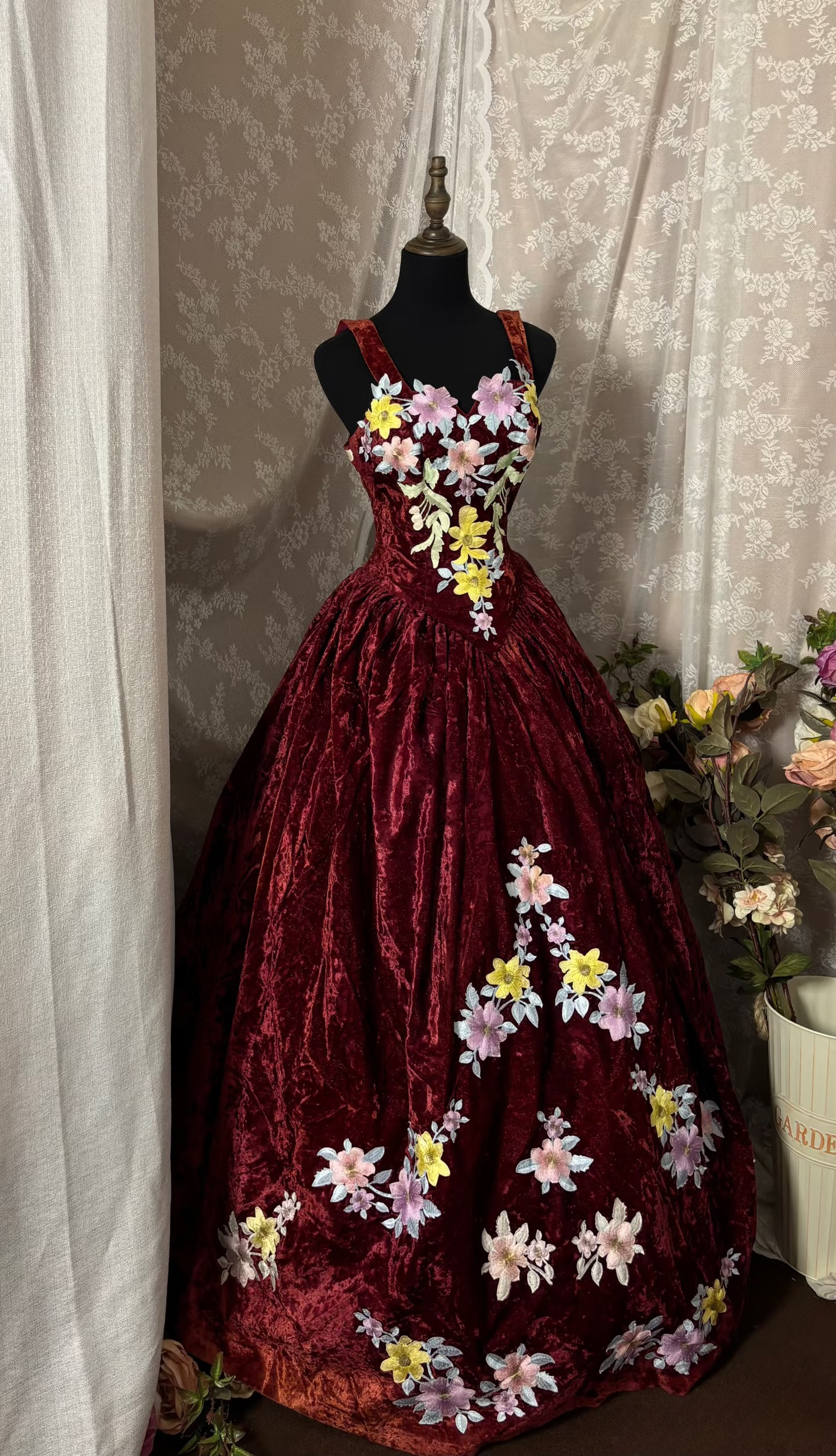 Princess Ball Gown Straps Burgundy Velvet With Lace Appliqued Long Aesthetic Quinceanera Dresses Sweet 15 16 Birthday Gown AU355