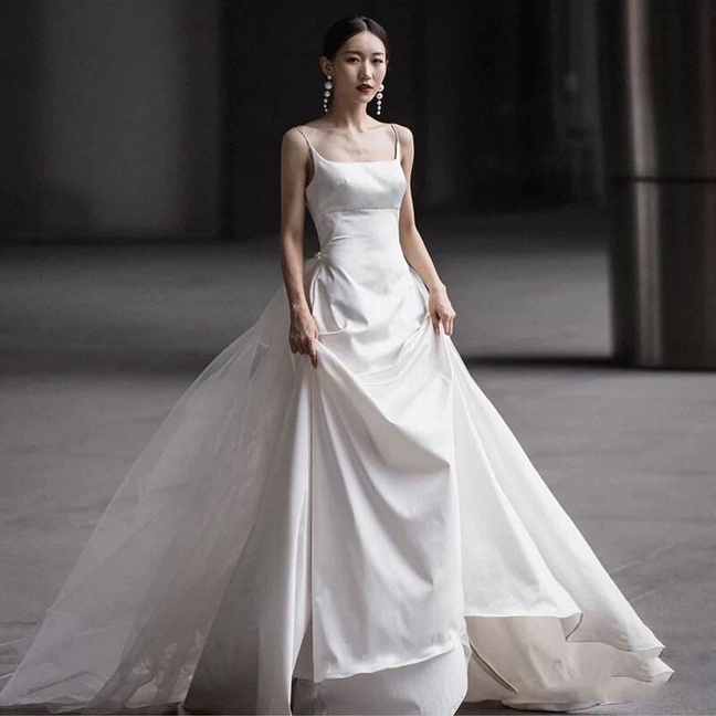 Princess Ball Gown Spaghetti Straps White Satin Wedding Dress Fairytale Autumn Wedding Gown AU455