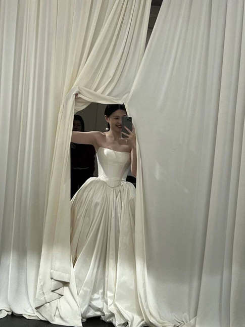 Dreamy Ball Gown Strapless Satin Wedding Dress Fairytale Long Wedding Dresses AU469