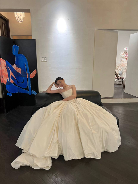 Dreamy Ball Gown Strapless Satin Wedding Dress Fairytale Long Wedding Dresses AU469