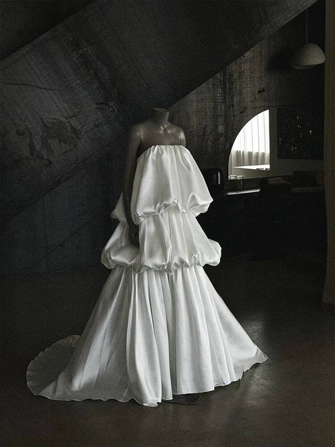 Dreamy Ball Gown Strapless Sleeveless Satin Wedding Dress Fairytale Long White Wedding Dresses AU510