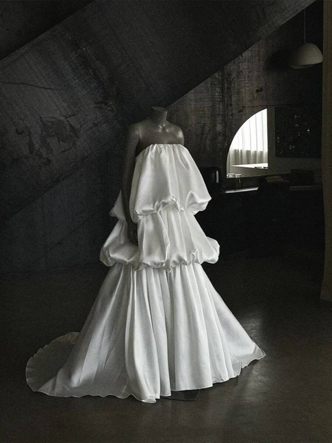 Dreamy Ball Gown Strapless Sleeveless Satin Wedding Dress Fairytale Long White Wedding Dresses AU510