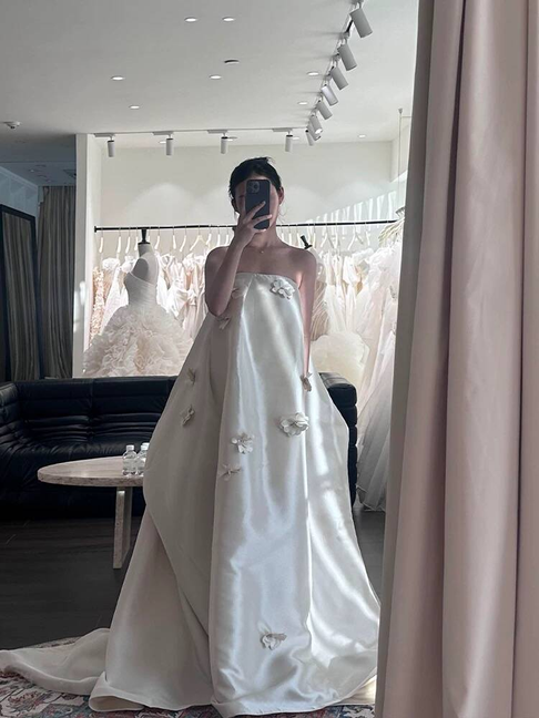 Cute A line Strapless White Flowers Satin Wedding Dress Bride Gown Princess Wedding Dresses AU518