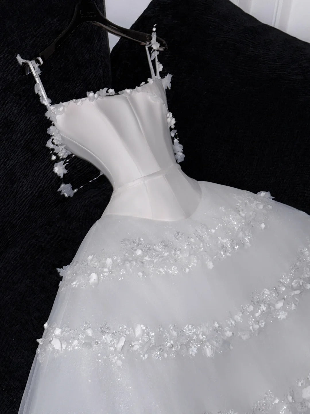 Fairy-tale Ball Gown Spaghetti Straps Tulle Beaded Fitted Wedding Dress Bride Gowns Wedding Dresses AU610