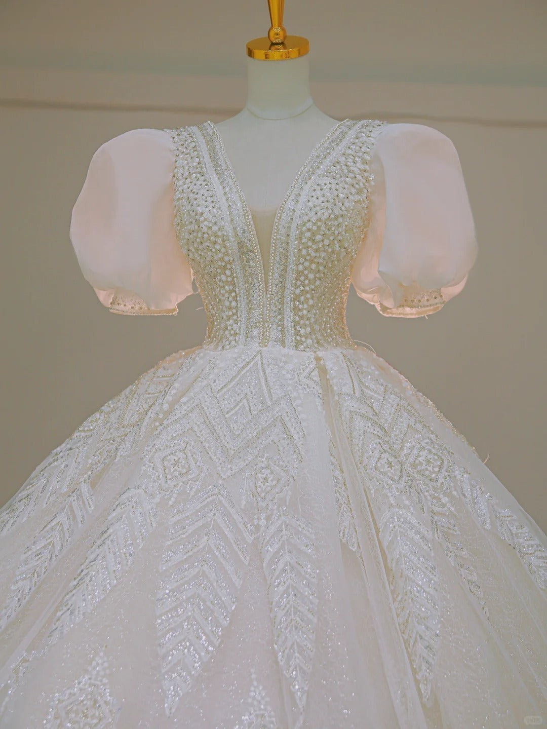Dreamy Ball Gown V Neck Short Sleeves Sequin Wedding Dress Fairytale Long White Wedding Dresses AU879