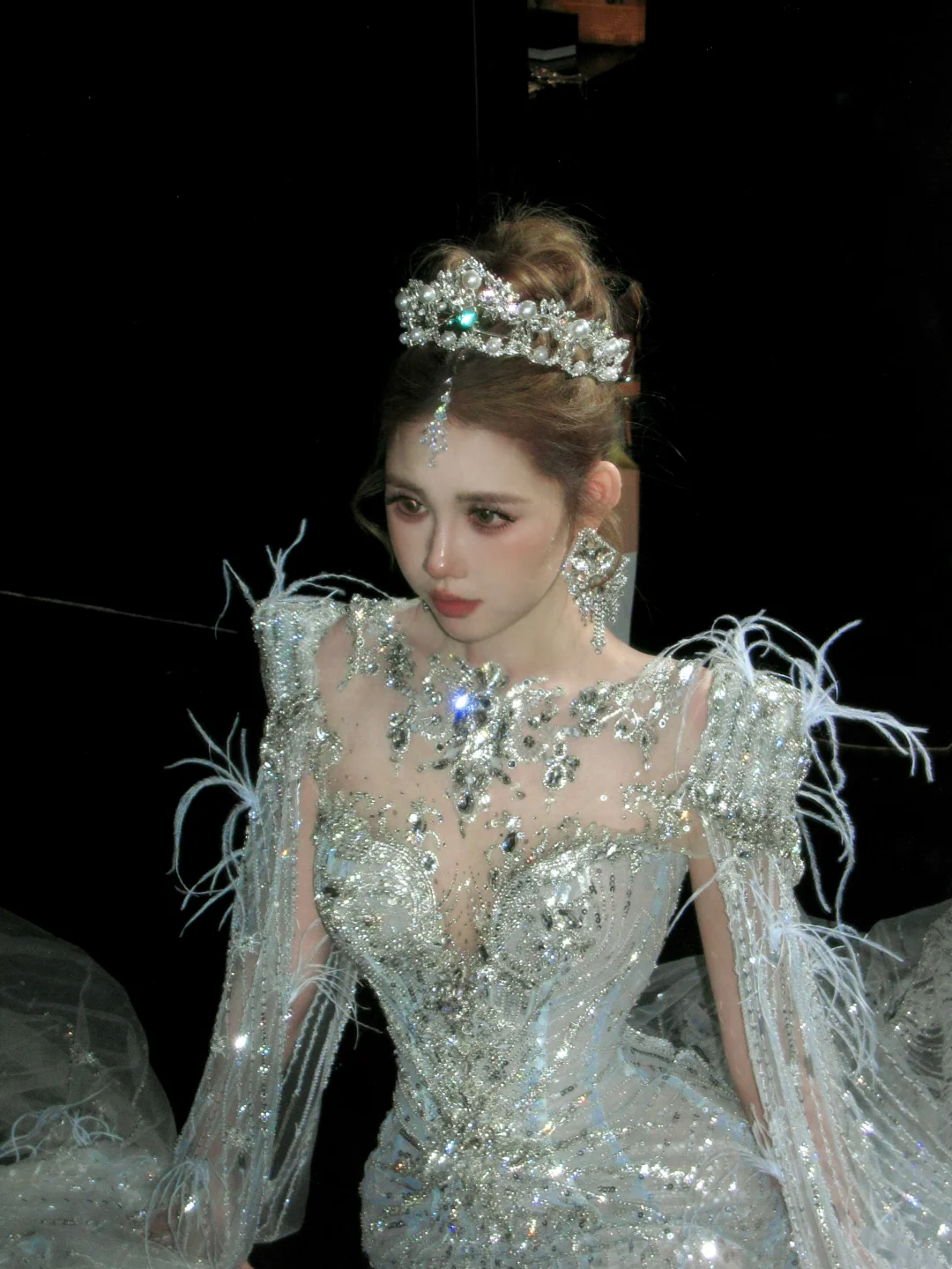 Shimmer Mermaid Long Sleeve Sequin Wedding Dress With Cape Feather Fairytale Brides Gown Wedding Dresses N052