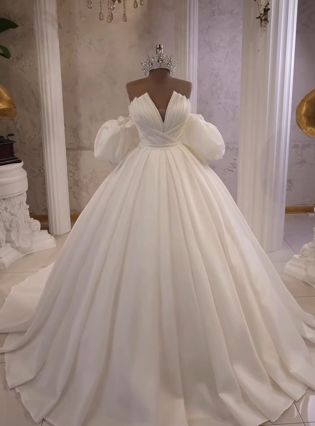 Dreamy Ball Gown Strapless Long Satin White Pleated Wedding Dress Fairy Formal Wedding Dresses B127