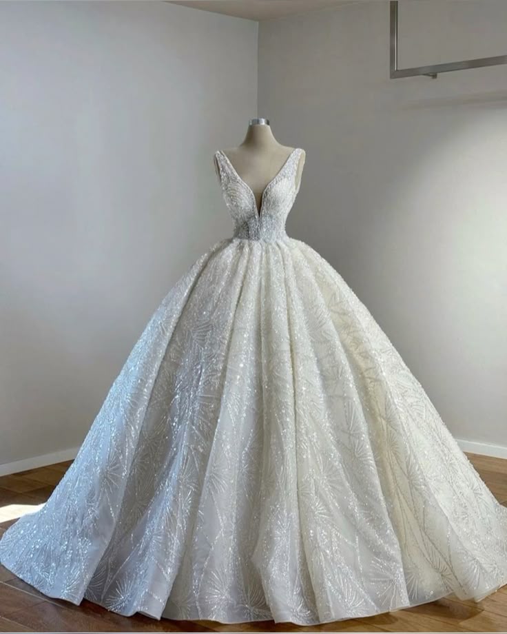 Elegant Ball Gown V Neck Sleeveless Long Sequin White Beads Wedding Dress Fairy Formal Wedding Dresses B132