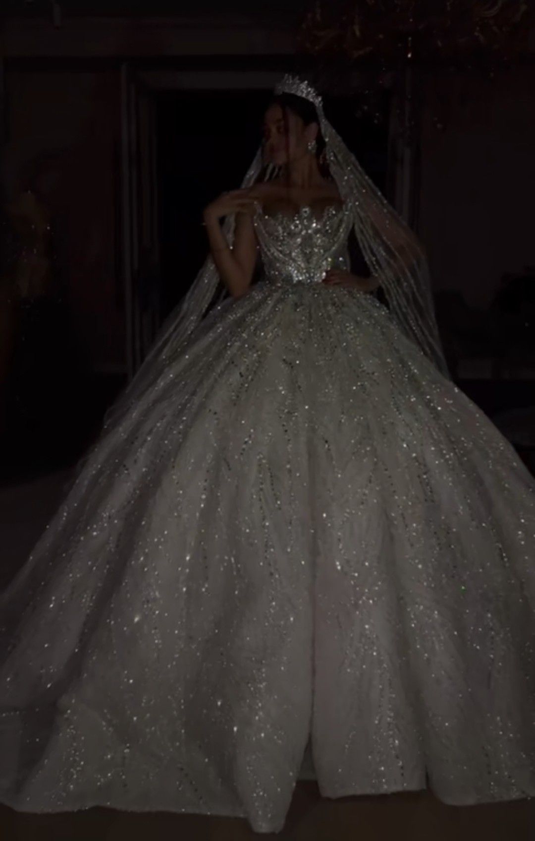 Modest Ball Gown Strapless Neck White Tulle Sequins Long Wedding Dress Fairy Formal Brides Gown Wedding Dresses B37
