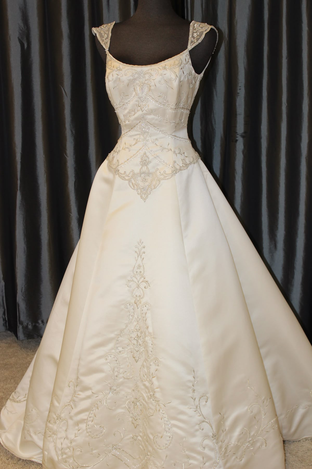 Vintage Ball Gown Square Neck Long Silver Beads Crystal Satin Wedding Dress Fairytale Wedding Dresses B192