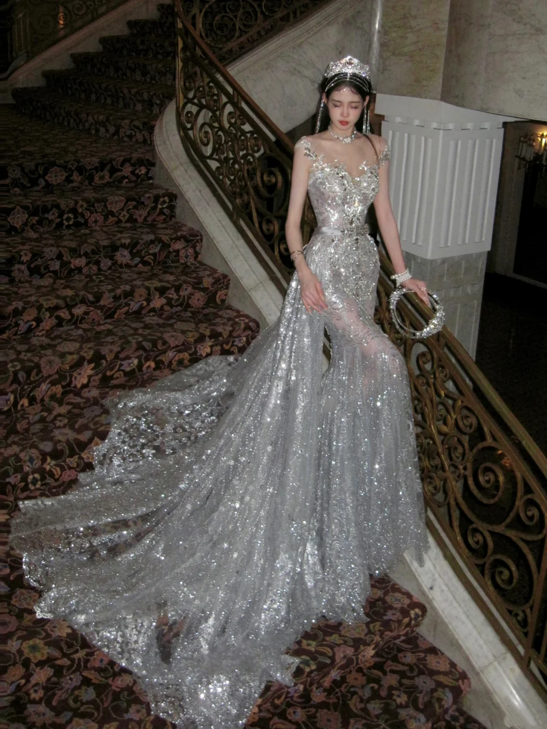 Luxurious Wedding Dresses Mermaid Scoop Neck With Beads Gem Silver Sequin Brides Dress For Brides Fitted Bridal Gown N073