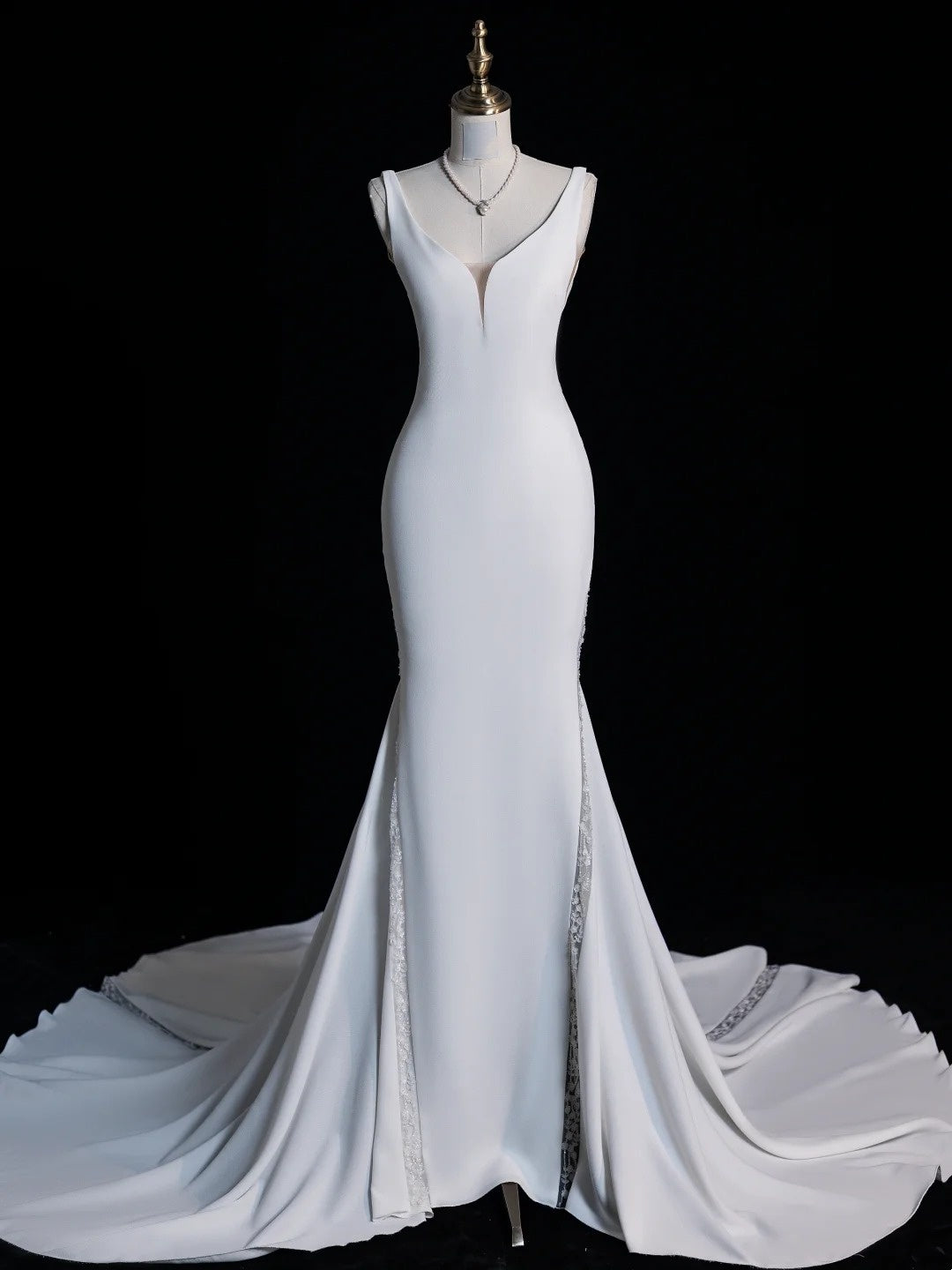 Simple Mermaid V Neckline Satin Sleeveless White Wedding Dress Fairytale Autumn Bridal Dresses N543