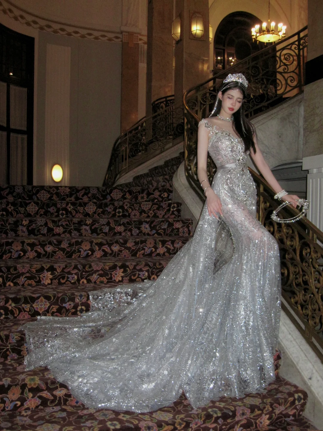 Luxurious Wedding Dresses Mermaid Scoop Neck With Beads Gem Silver Sequin Brides Dress For Brides Fitted Bridal Gown N073
