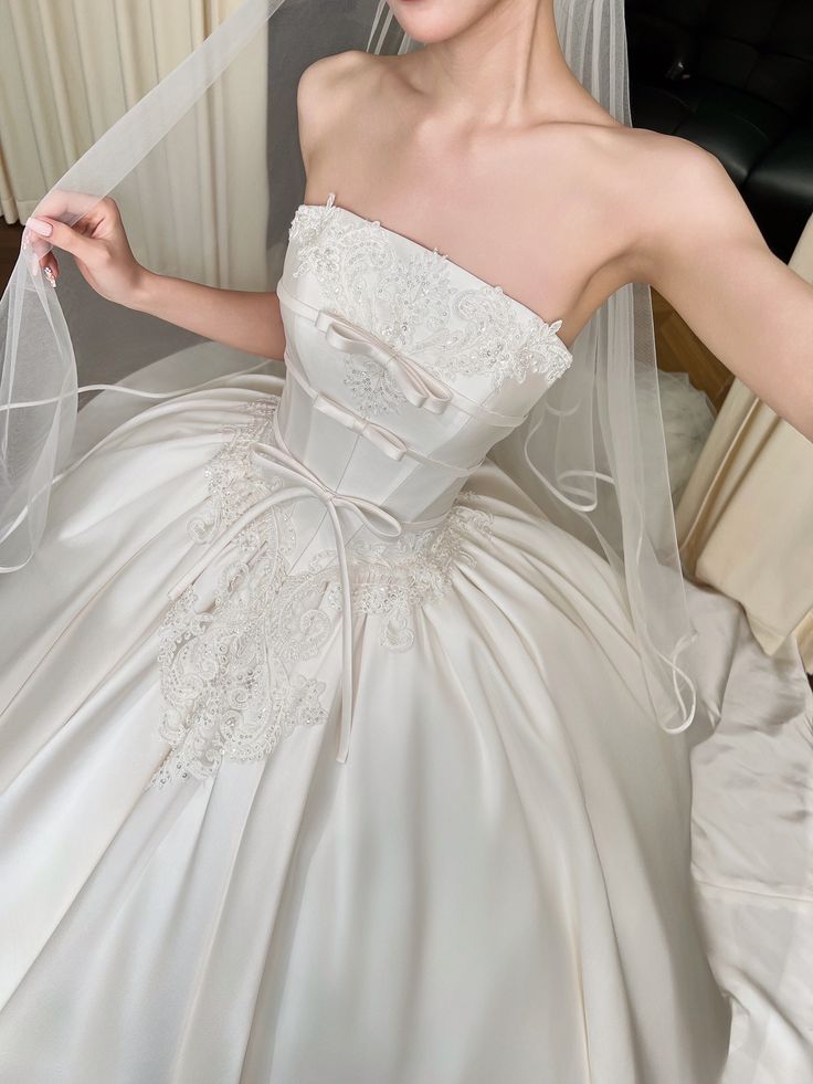 Luxury Ball Gown Strapless White Satin Wedding Dress Bride Gown Fairytale Autumn Wedding Dresses RB2836