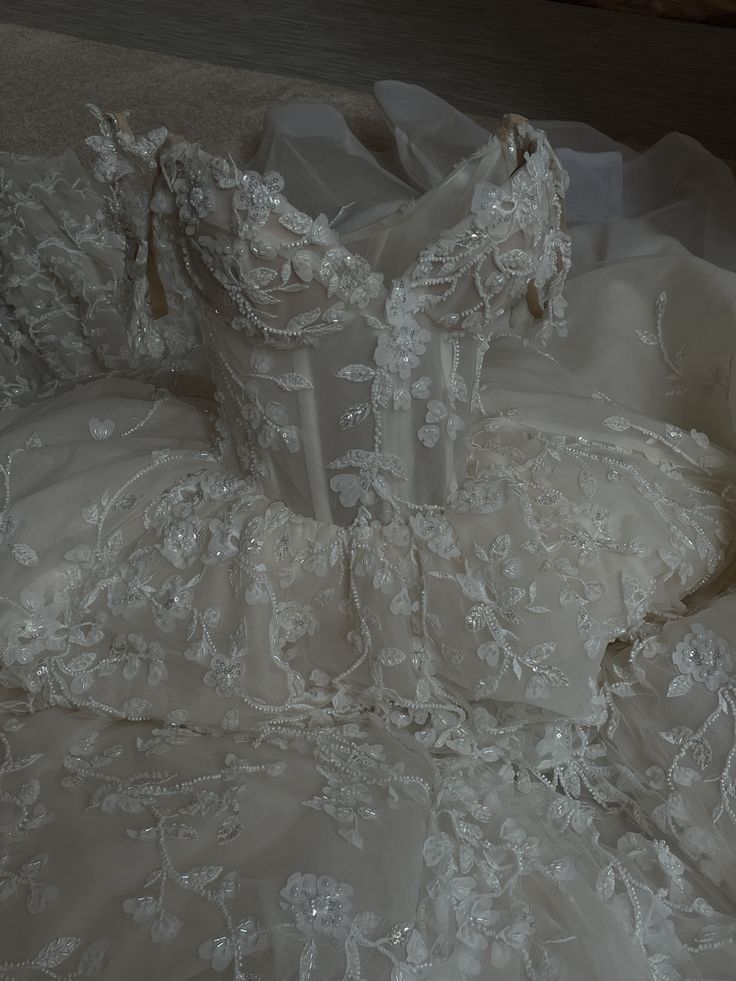 Elegant Ball Gown Off The Shoulder Lace Beaded Fitted Wedding Dress Long Bridal Gown Wedding Dresses DH2913