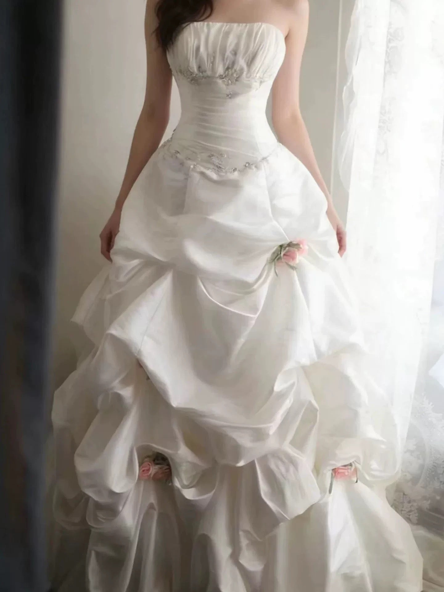 Timeless Wedding Dresses Ball Gowns Strapless White Satin With Flowers Summer Garden Wedding Dress N4085