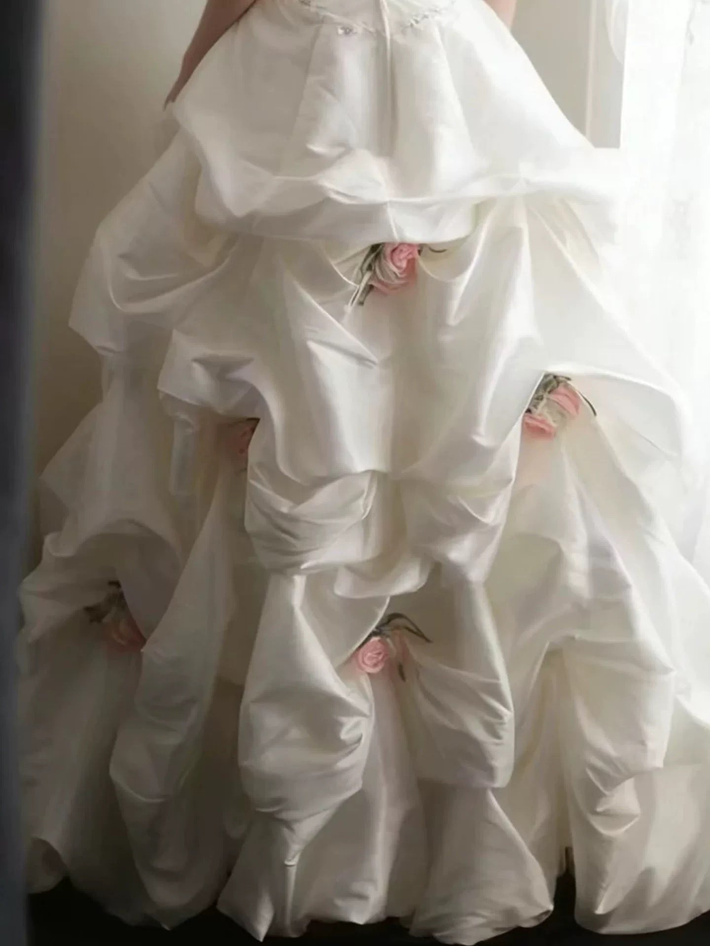 Timeless Wedding Dresses Ball Gowns Strapless White Satin With Flowers Summer Garden Wedding Dress N4085
