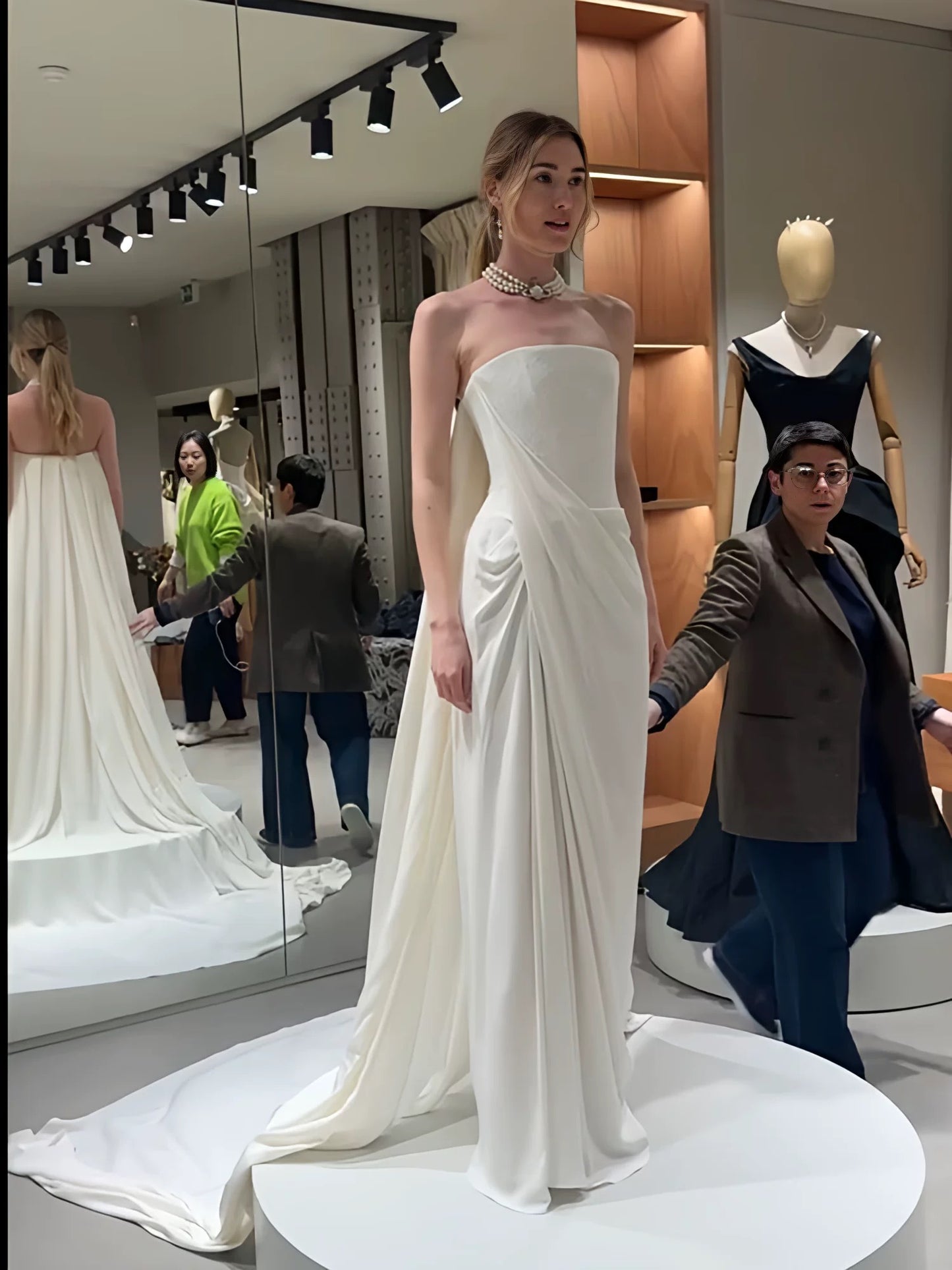 Romantic Wedding Dresses Mermaid Strapless White Satin Slit French Style Summer Garden Wedding Gown N3936