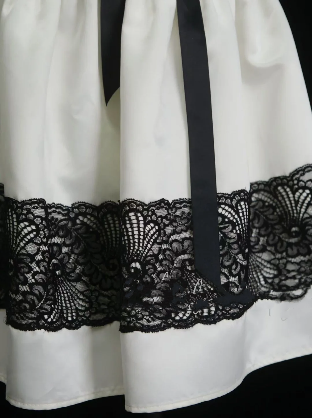Cute Ball Gown Strapless White Satin With Black Lace Short 18th Birthday Dress Homecoming Dresses Cocktail Gown OB016