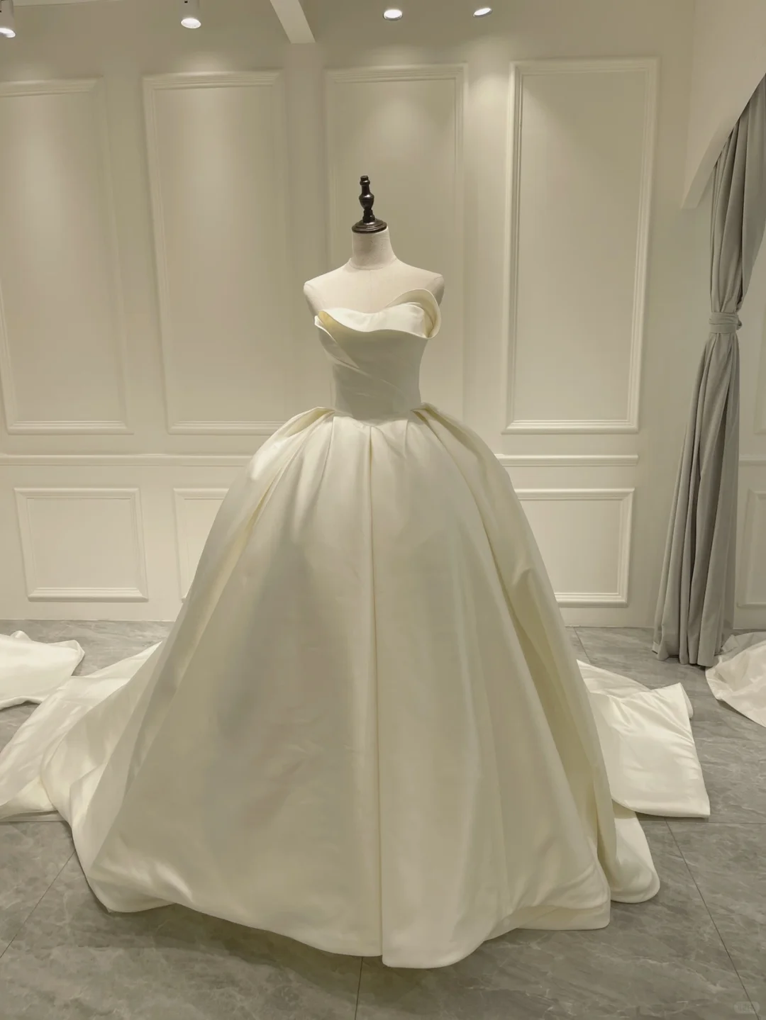 Dream Ball Gown Strapless White Satin Pleated Wedding Dress Styles Long Fairytale Brides Gown Wedding Dresses Ideas RB1054