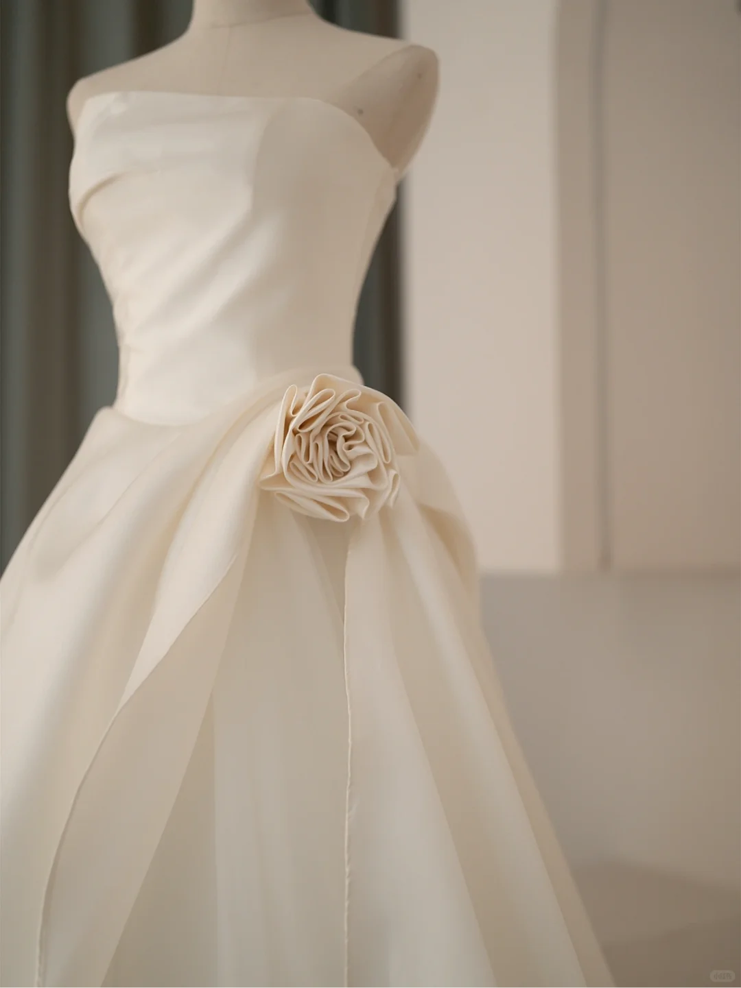 Simple Ball Gown Strapless Sleeveless White Satin Fitted Corset Wedding Dress Styles Long Bridal Gown Wedding Gowns RB1070