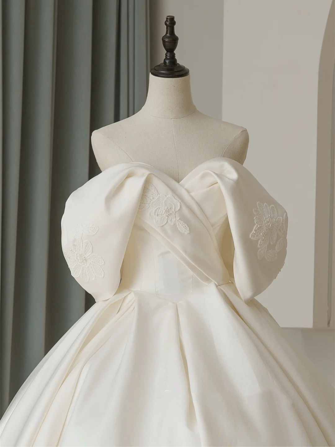 Dreamy Ball Gown Off The Shoulder White Fitted Satin Ruffles Corset Plus Size Wedding Dress Bridal Gowns Wedding Dresses With Train RB1078