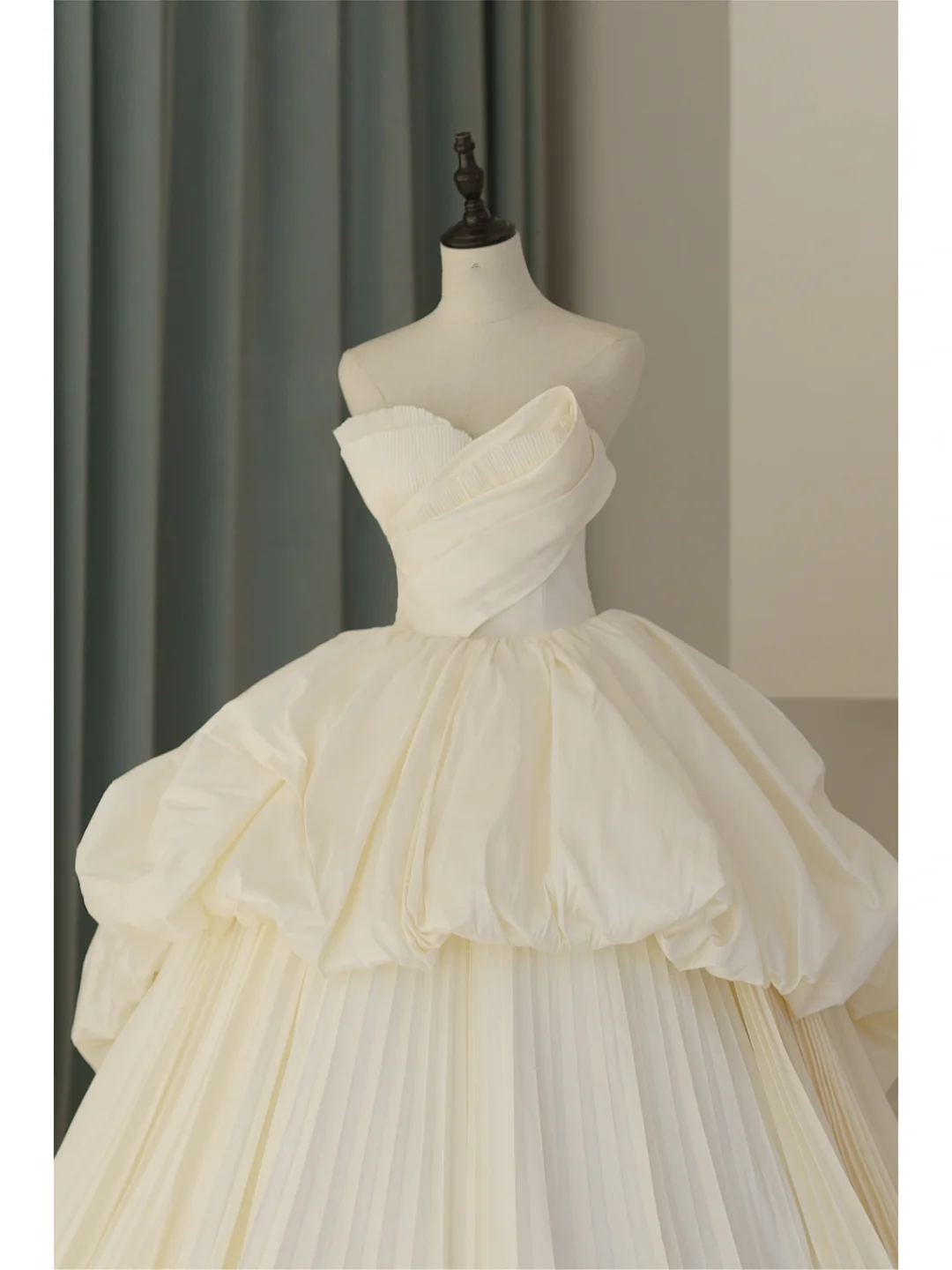 Dreamy Ball Gown Sweetheart White Fitted Satin Ruffles Corset Plus Size Wedding Dress Bridal Gowns Wedding Dresses With Train RB1081