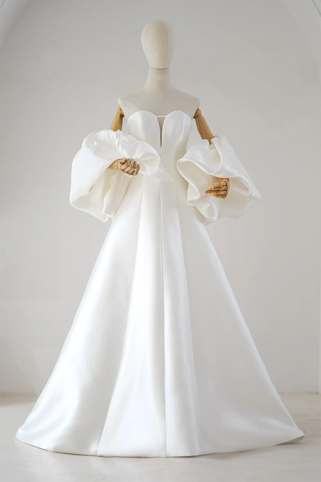 Elegant Modest Ball Gown Sweetheart Satin Pleated White Wedding Dress Long Bridal Gown Wedding Gowns RB1130