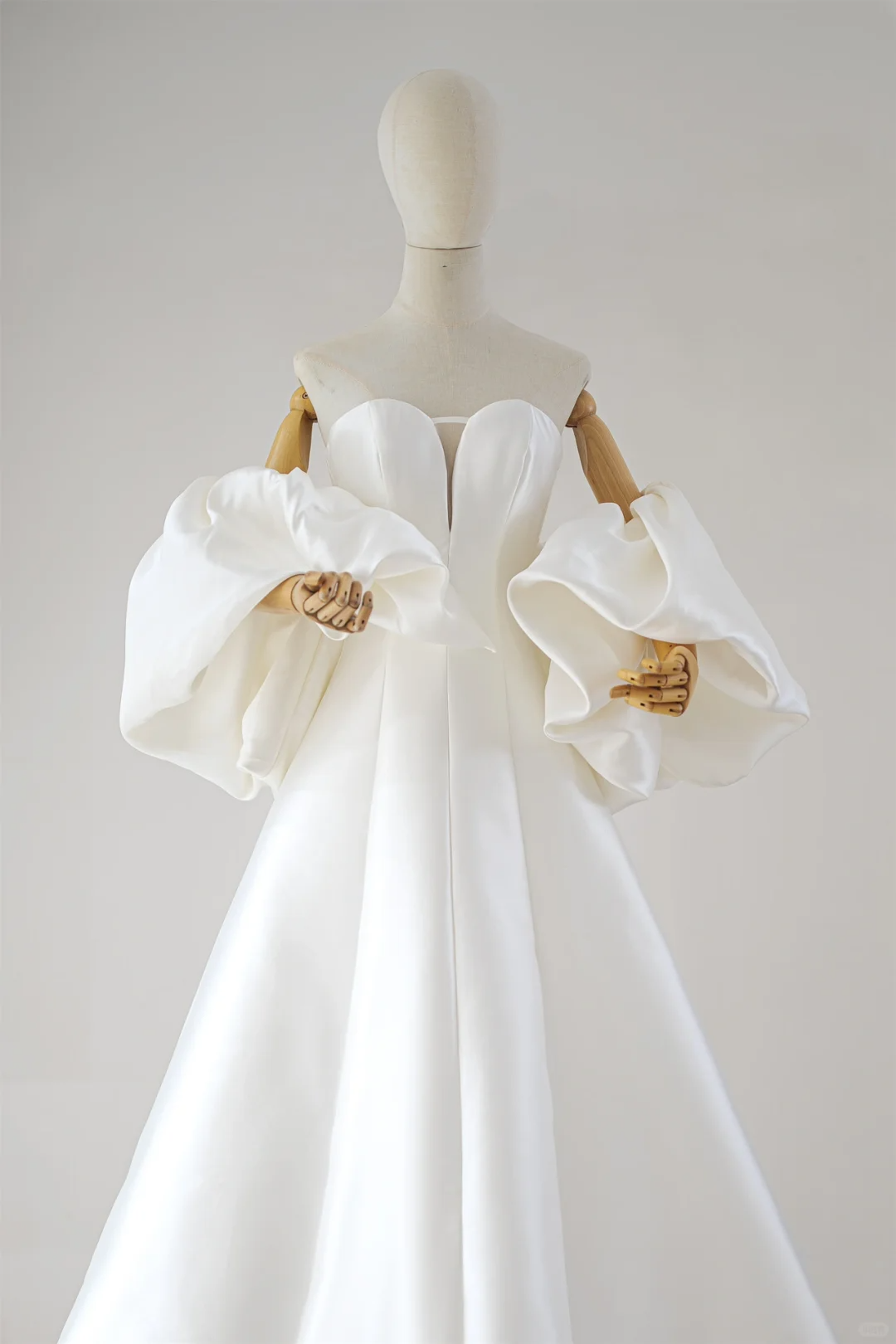 Elegant Modest Ball Gown Sweetheart Satin Pleated White Wedding Dress Long Bridal Gown Wedding Gowns RB1130