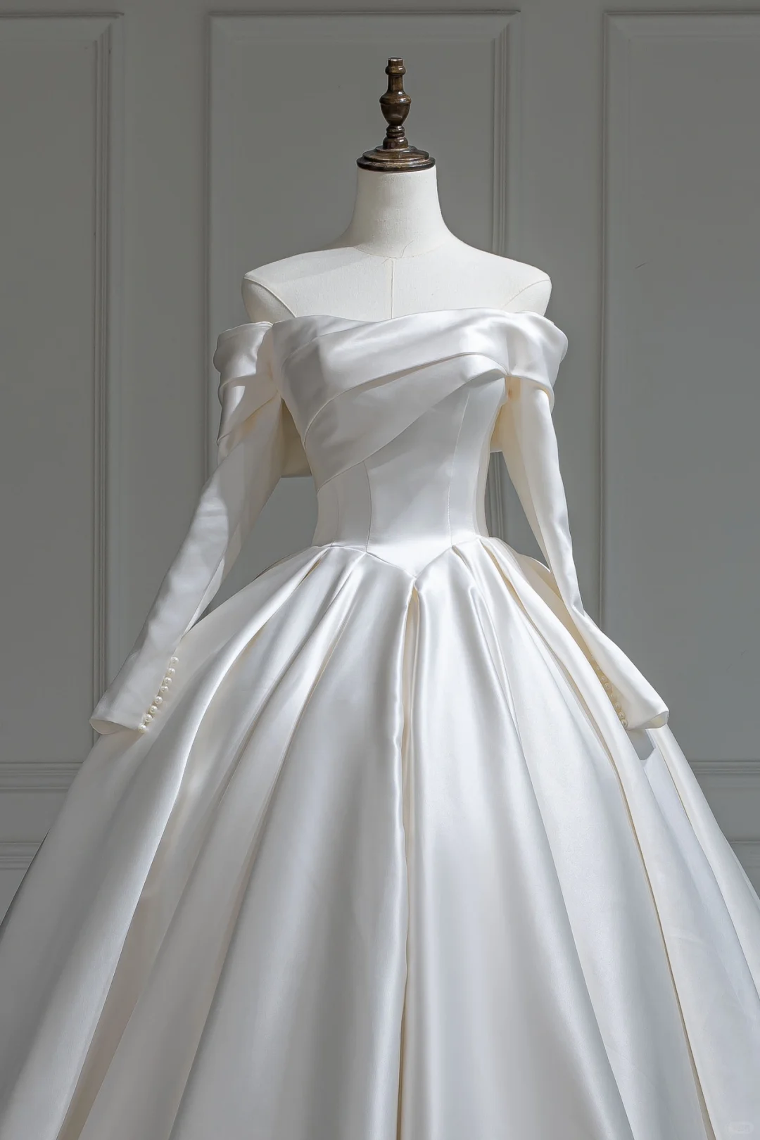 Modest Ball Gown Off The Shoulder White Long Sleeves Fitted Satin Corset Wedding Dress Long Bridal Gown Wedding Gowns RB1190