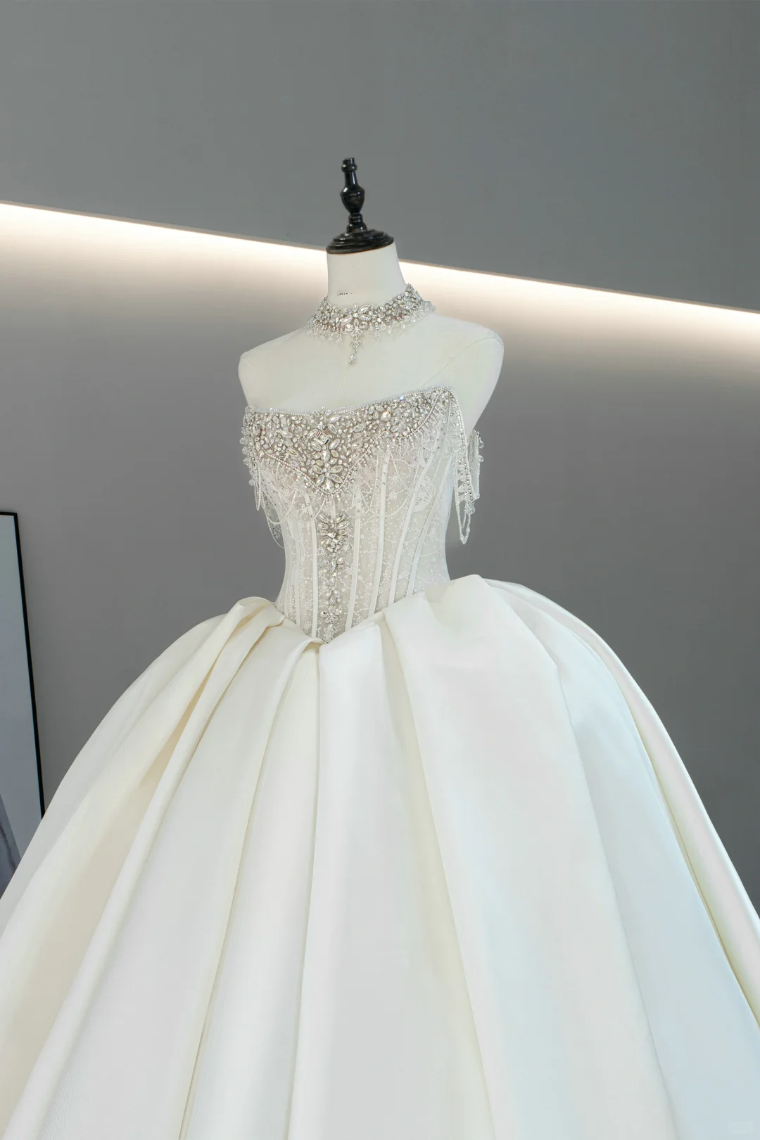 Stunning Ball Gown Strapless Fitted Corset Satin Wedding Dress Long Bridal Gown White Wedding Gowns RB1597