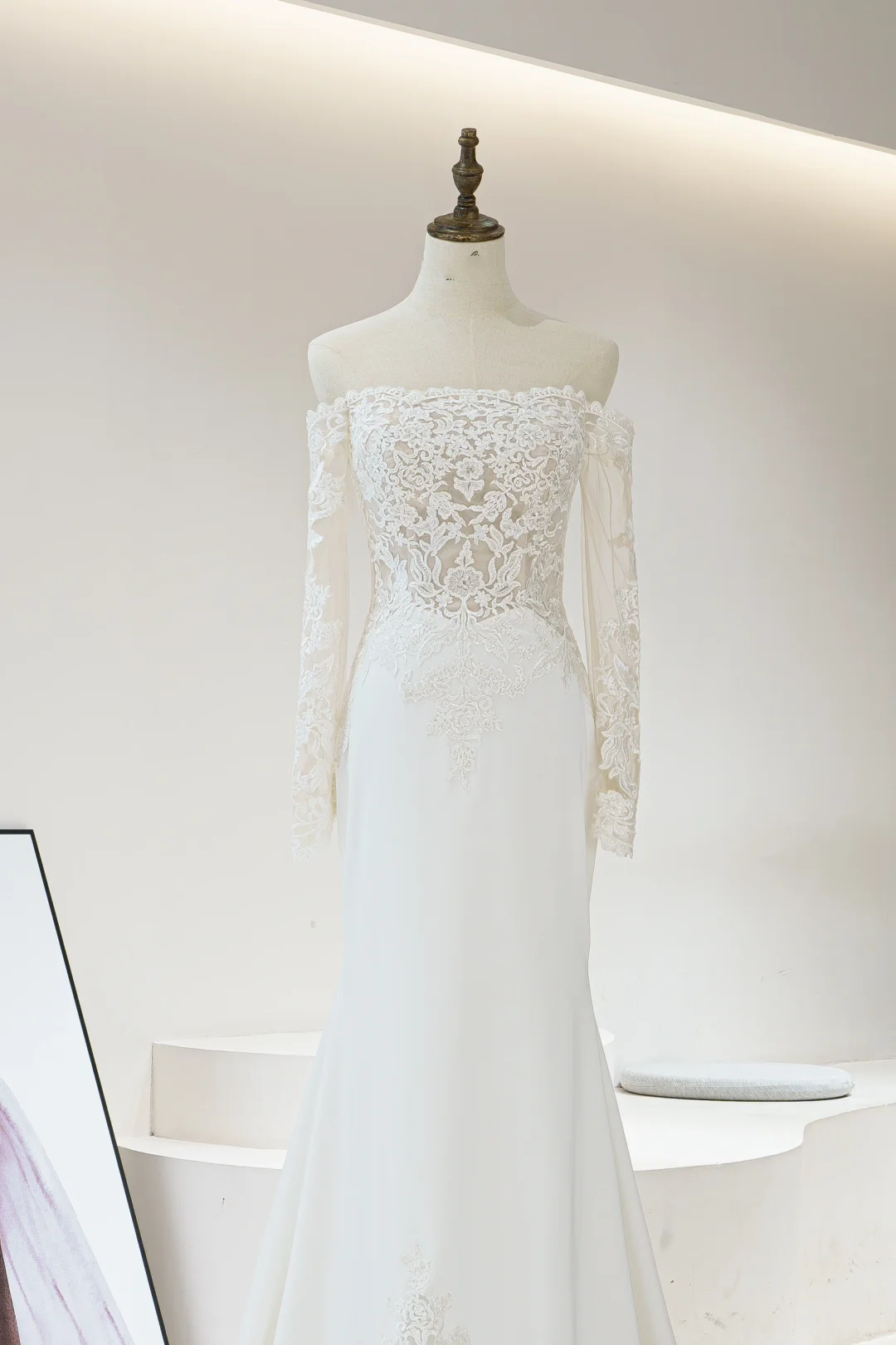 Pretty Mermaid Off The Shoulder Fitted Corset Long Sleeves White Lace Wedding Dress Long Bridal Gown Wedding Dresses RB1604