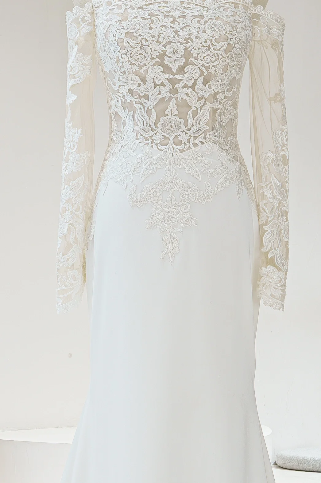 Pretty Mermaid Off The Shoulder Fitted Corset Long Sleeves White Lace Wedding Dress Long Bridal Gown Wedding Dresses RB1604