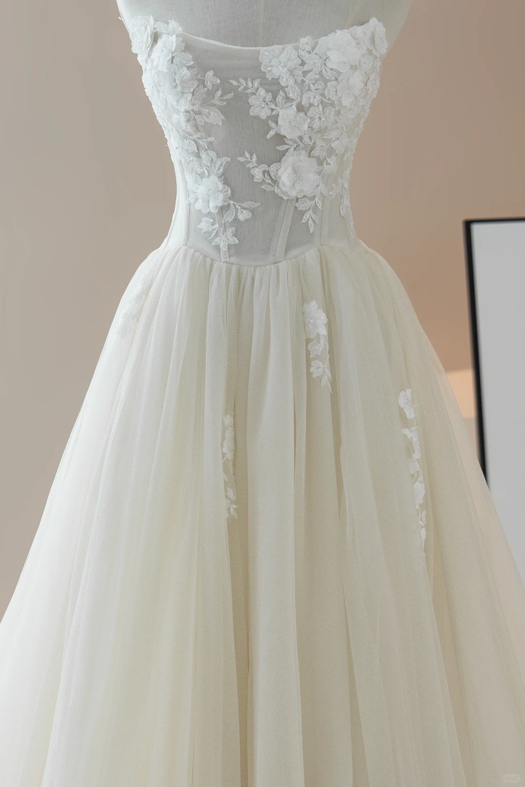 Simple Ball Gown Strapless Sleeveless Lace Fitted Long Wedding Dress Bridal Gown Wedding Dresses RB1605