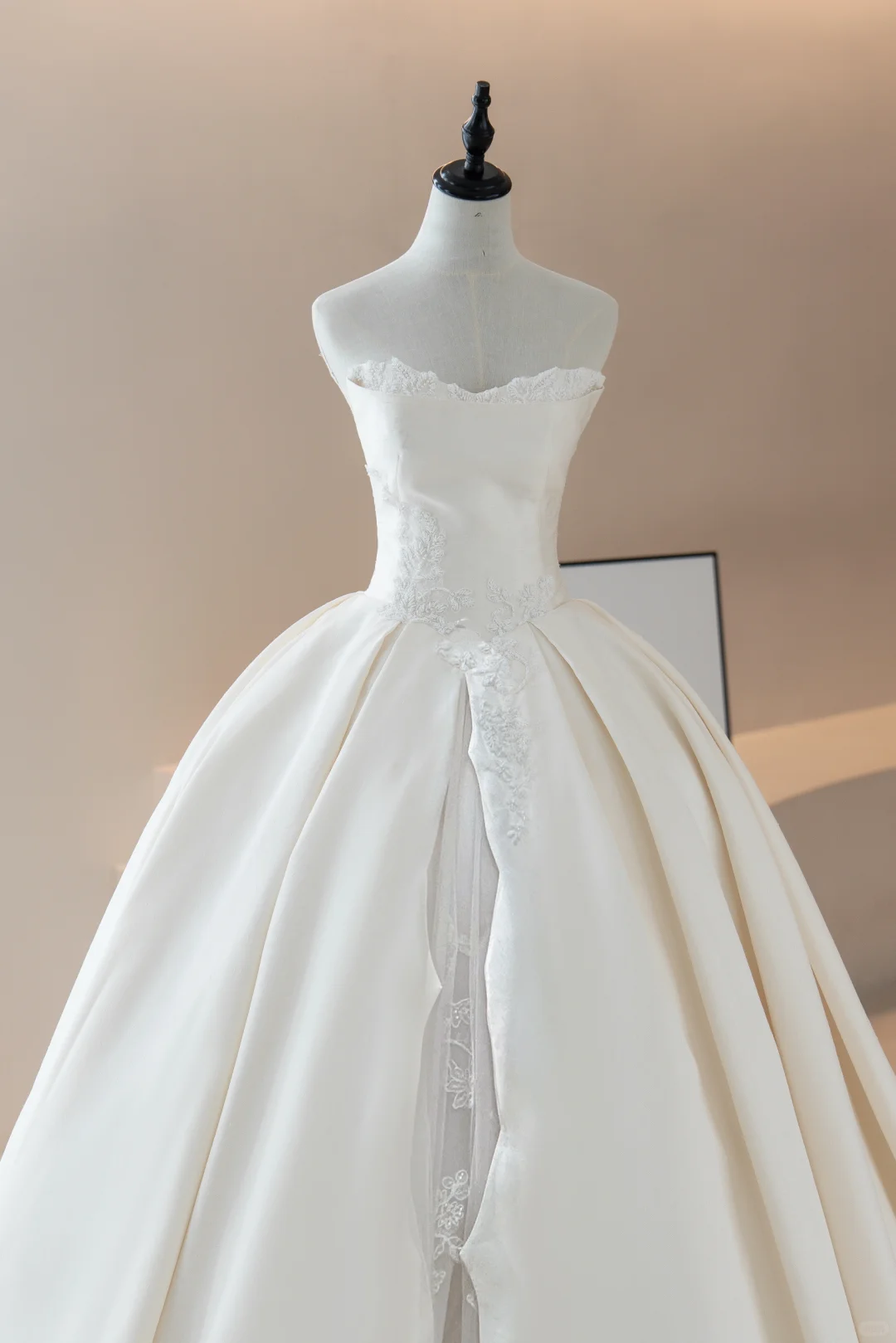 Unique Ball Gown Strapless Sleeveless Lace Fitted Long Wedding Dress Bridal Gown White Wedding Dresses RB1607