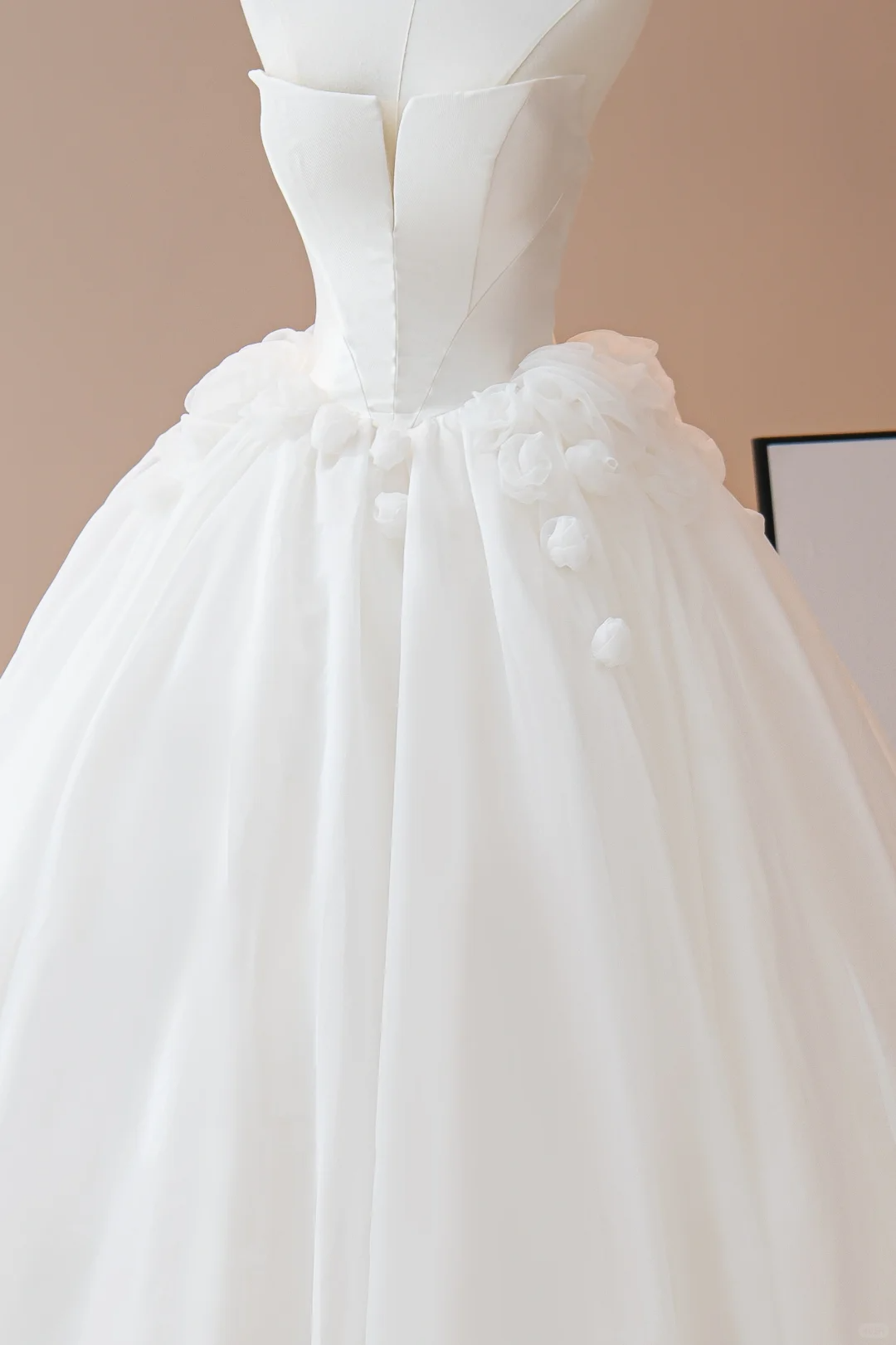 Princess Ball Gown Strapless Sleeveless Tulle Fitted Long Wedding Dress Bridal Gown White Wedding Dresses RB1608