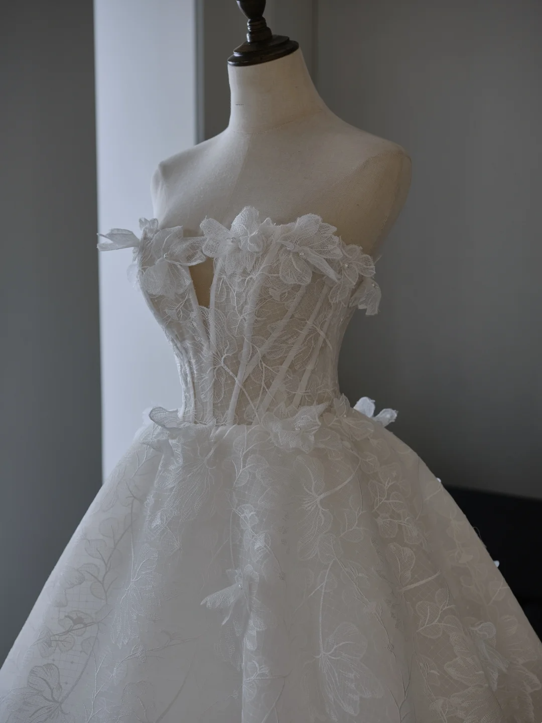 Princess Ball Gown Strapless Sleeveless Lace Fitted Corset Long Wedding Dress Bride Gowns White Wedding Dresses RB2018