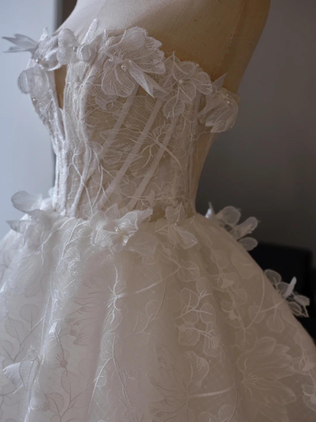 Princess Ball Gown Strapless Sleeveless Lace Fitted Corset Long Wedding Dress Bride Gowns White Wedding Dresses RB2018