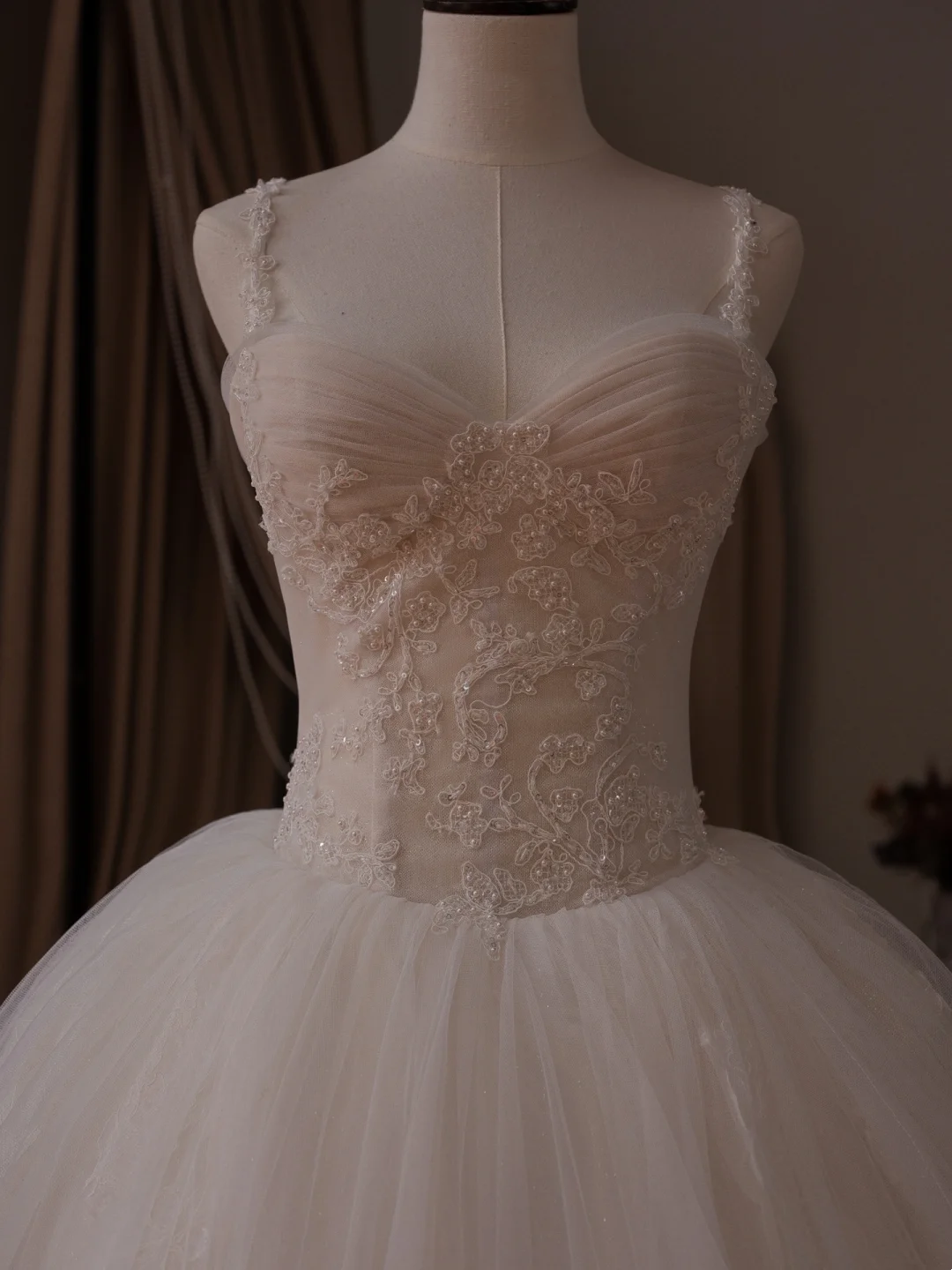 Princess Ball Gown Spaghetti Straps Sleeveless Tulle Fitted Corset Long Wedding Dress Bride Gowns White Wedding Dresses RB2022