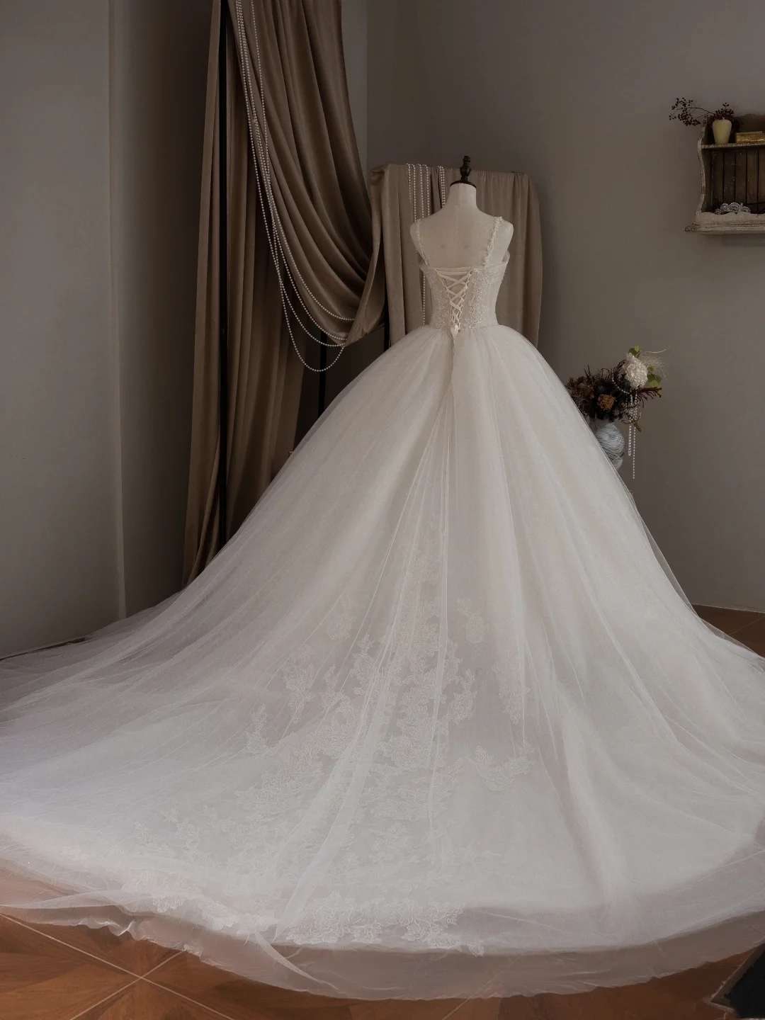 Princess Ball Gown Spaghetti Straps Sleeveless Tulle Fitted Corset Long Wedding Dress Bride Gowns White Wedding Dresses RB2022