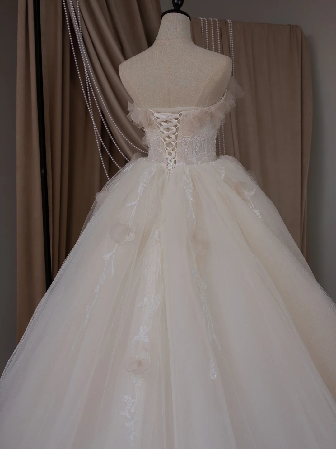 Princess Ball Gown Strapless Sleeveless Lace Fitted Corset Tulle Wedding Dress Bride Gowns White Wedding Dresses RB2024