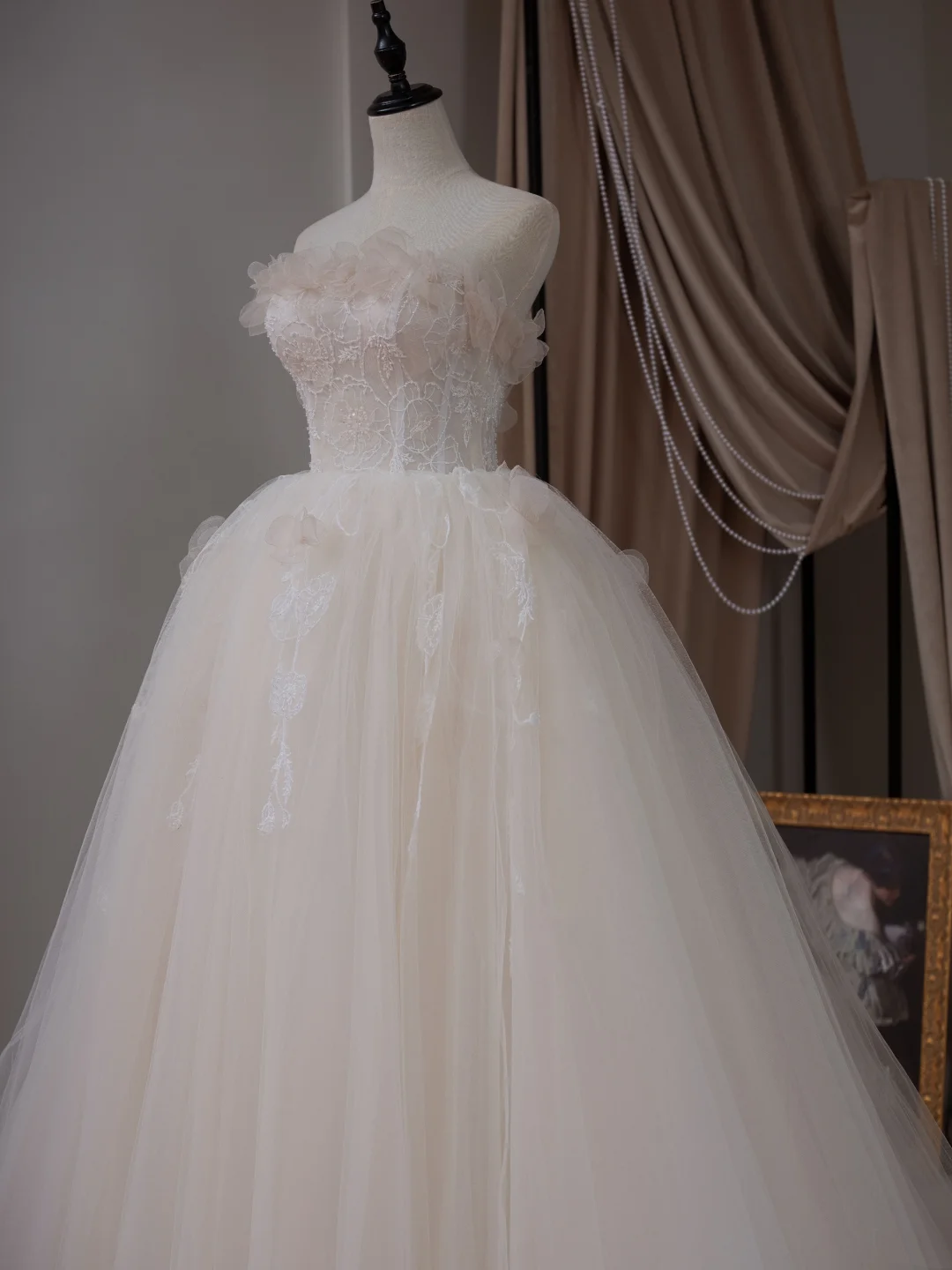 Princess Ball Gown Strapless Sleeveless Lace Fitted Corset Tulle Wedding Dress Bride Gowns White Wedding Dresses RB2024