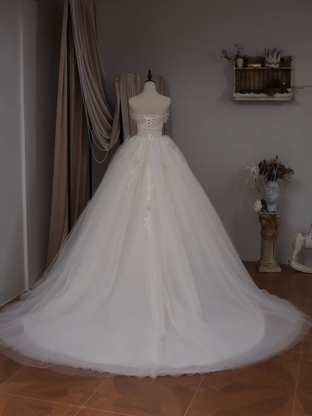 Princess Ball Gown Strapless Sleeveless Lace Fitted Corset Tulle Wedding Dress Bride Gowns White Wedding Dresses RB2024
