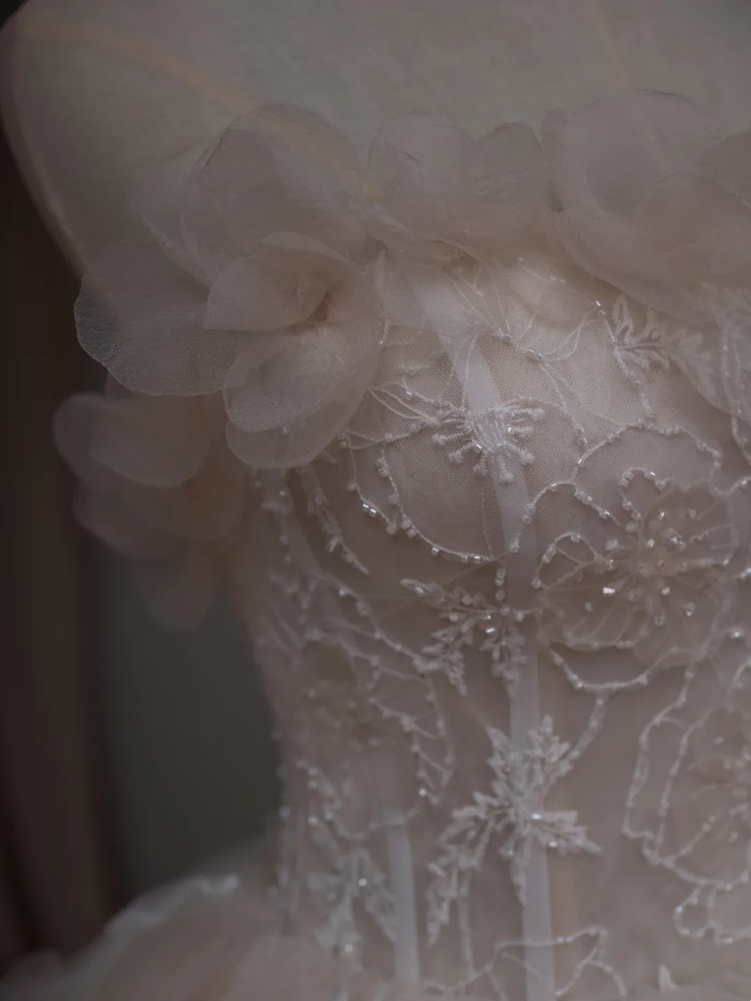 Princess Ball Gown Strapless Sleeveless Lace Fitted Corset Tulle Wedding Dress Bride Gowns White Wedding Dresses RB2024
